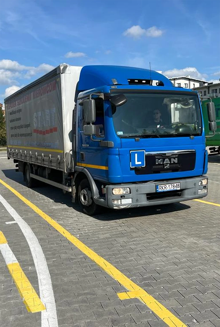 niebieskie auto ciężarowe na placu manewrowym